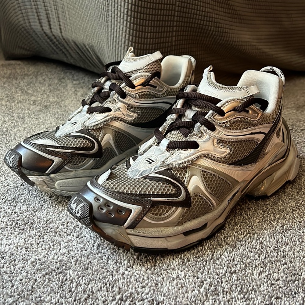 Balenciaga Runner 2.0 Sneaker in Beige